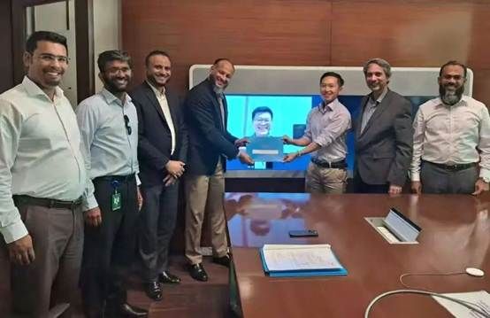 一群人站在桌子上 AI 生成的内容可能不正确。